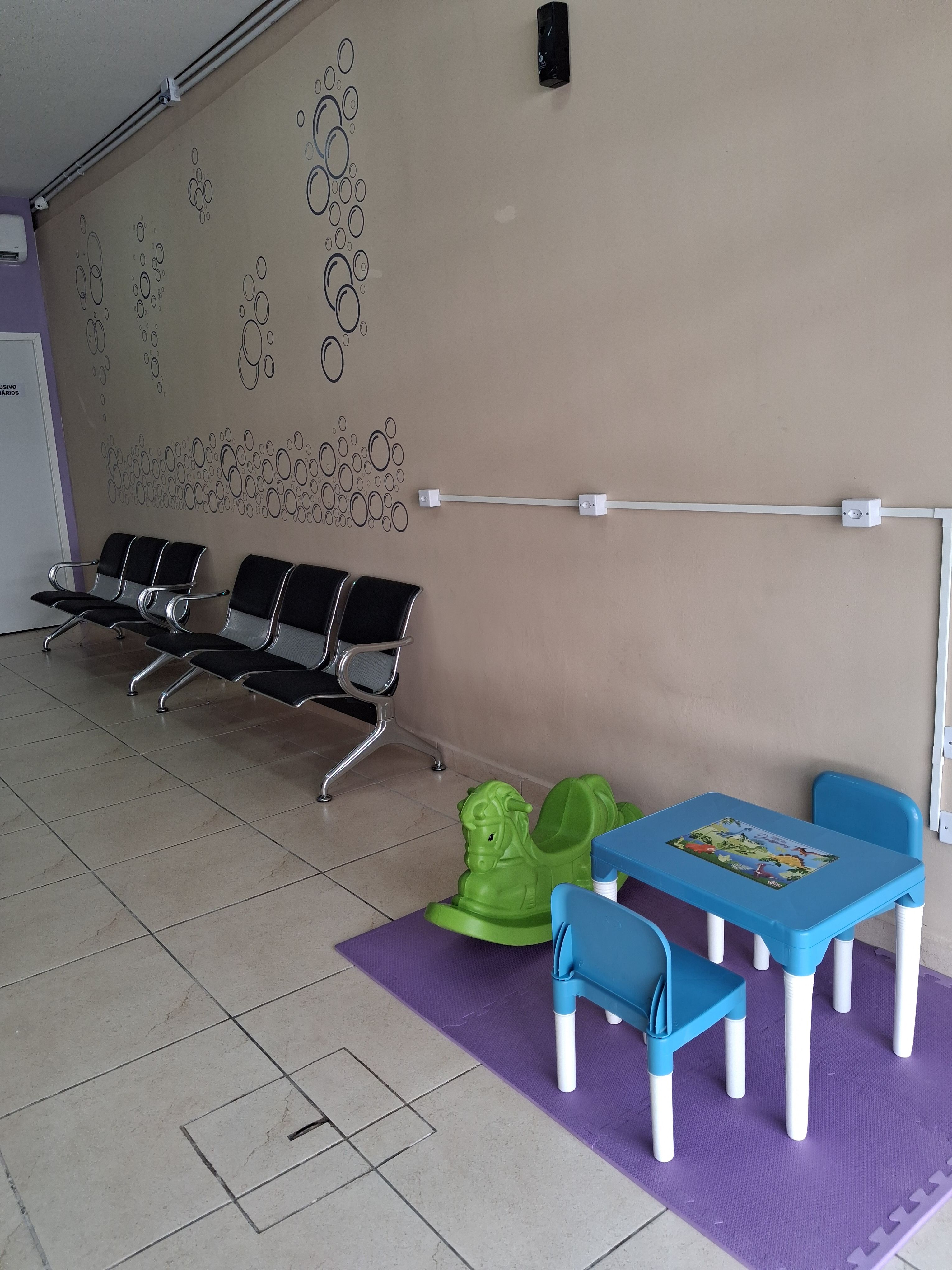 Área de espera climatizada e espaço kids da PG Lavanderia